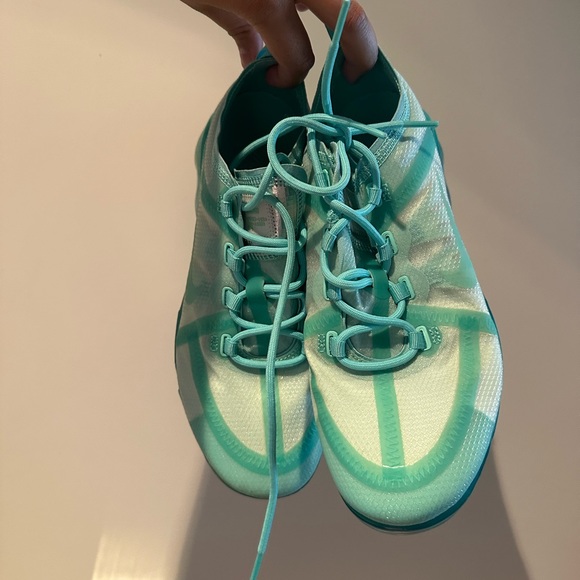 Pre loved shoes. I am moving houses and cleaning out stuff I dont use anymore - Picture 5 of 7